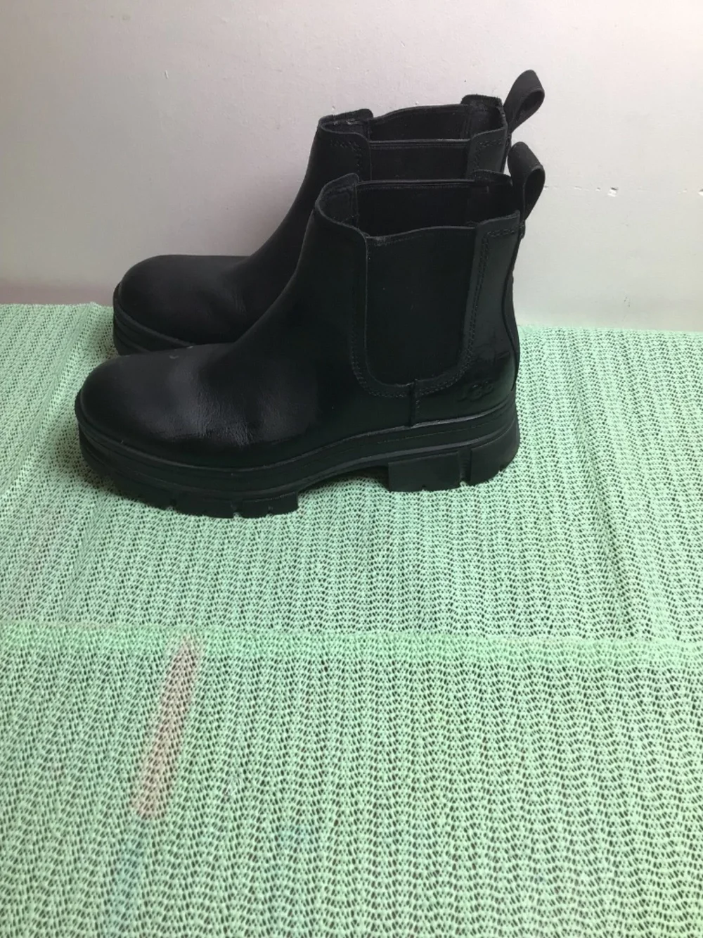 Ugg  leather slip on ankle boots Textile lining with stretch elastic   SZ 7